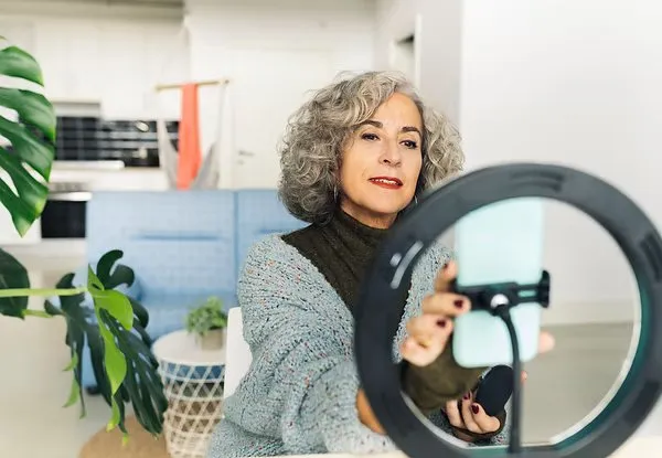 Mulher sorrindo com cabelo cacheado