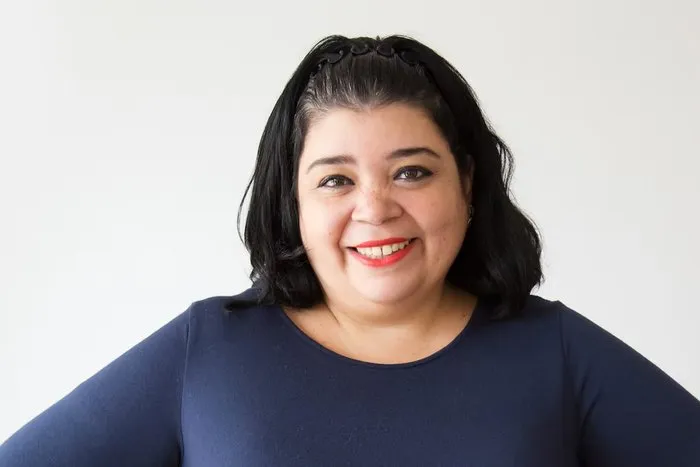 Mulher sorrindo com cabelo ondulado