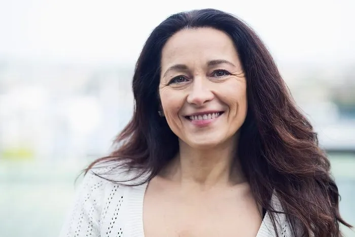 Mulher sorrindo em retrato