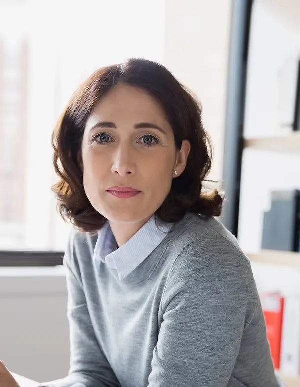 Mulher séria em ambiente de trabalho
