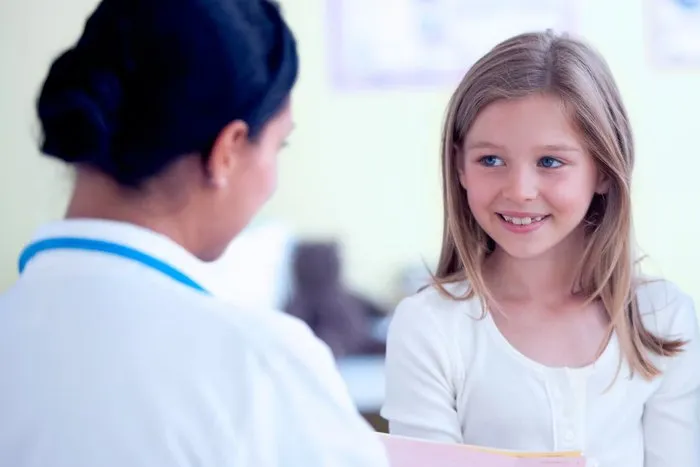 Médica conversando com paciente jovem