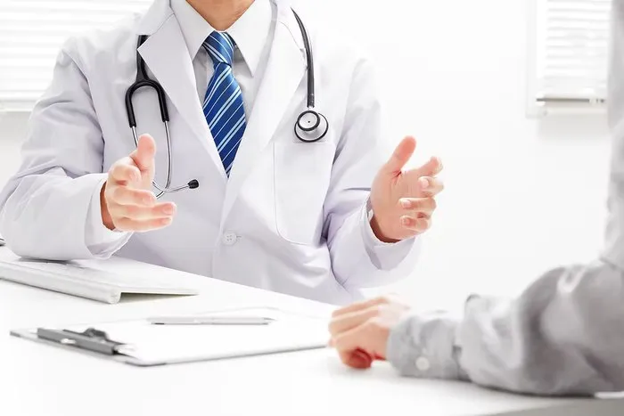 Médico gesticulando durante explicação clínica