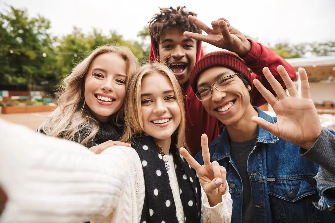 Grupo de amigos sorrindo juntos