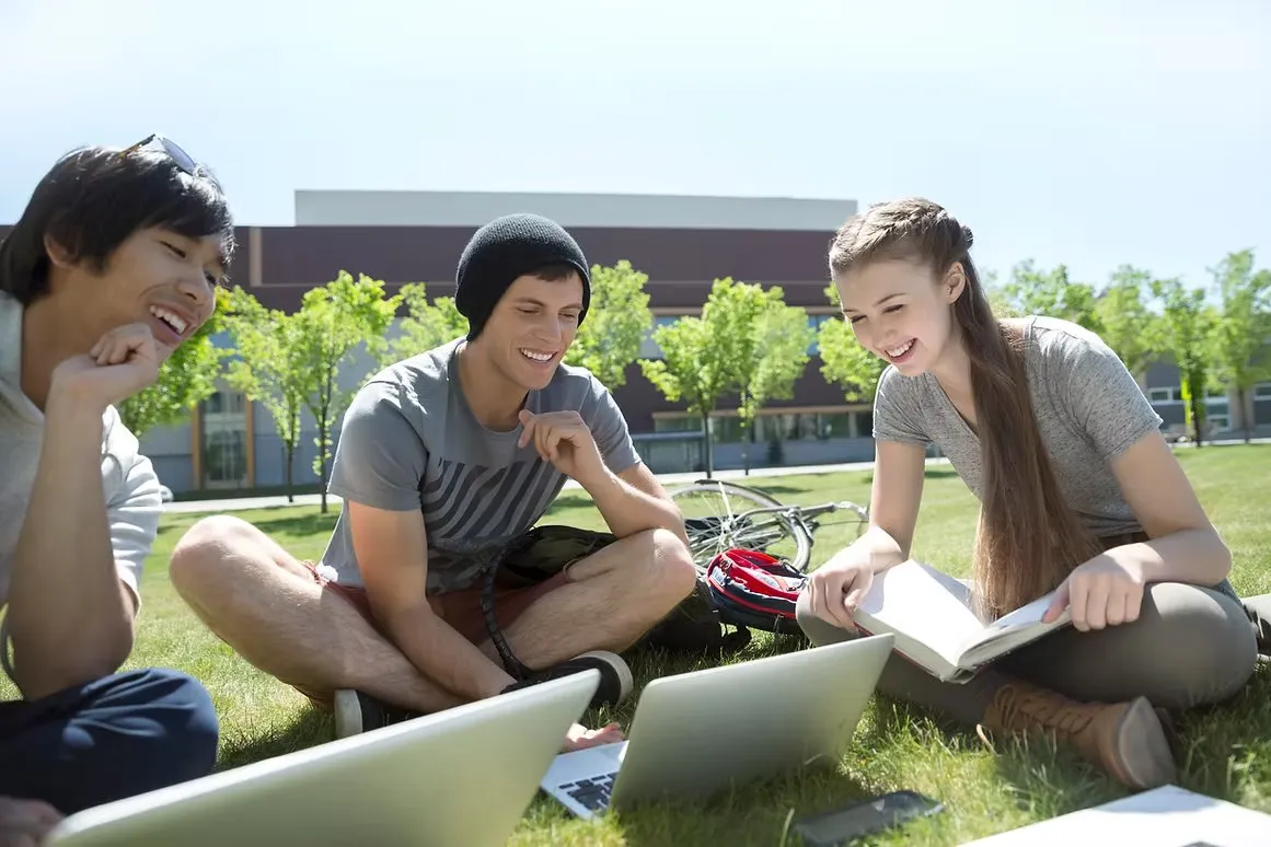 Grupo de jovens conversando no campus universitário