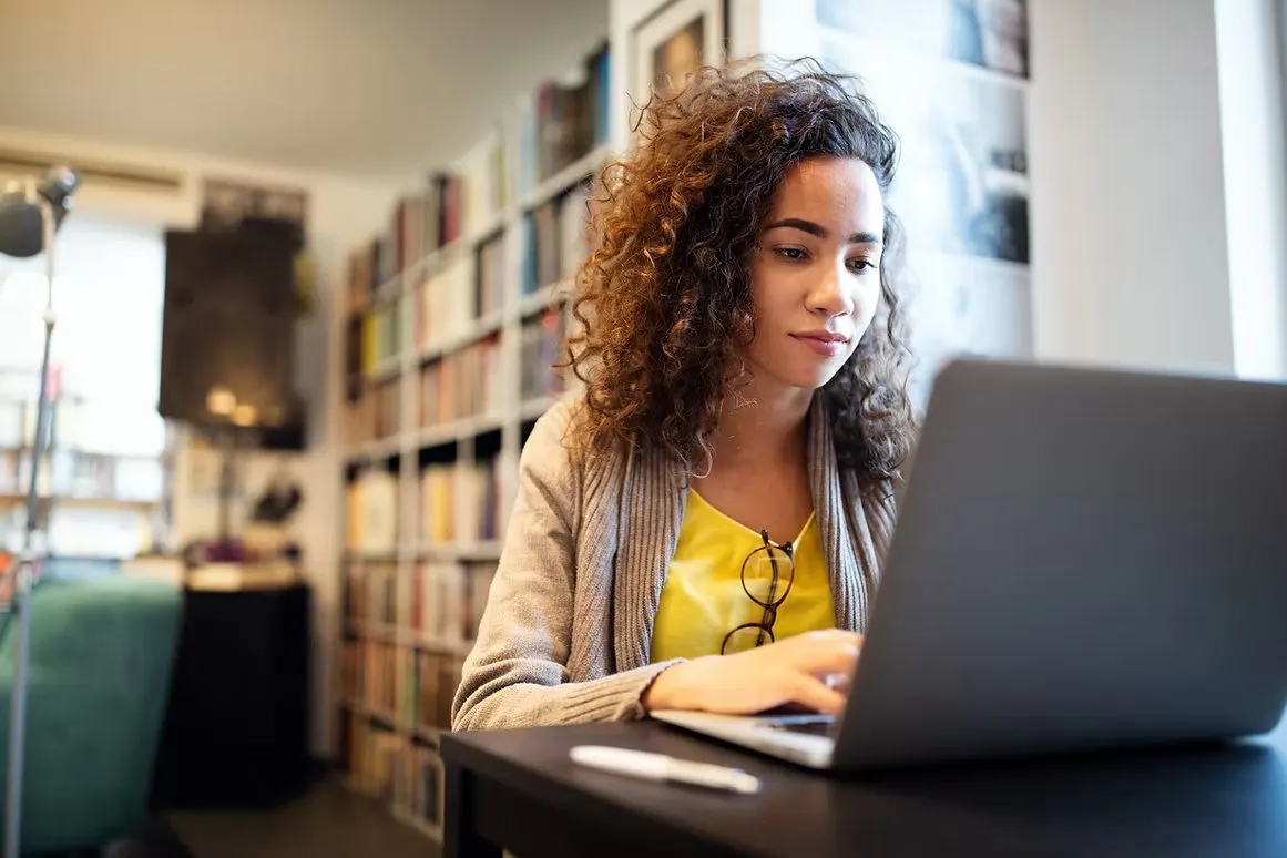 Jovem estudando entre livros