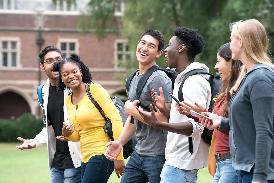 Jovens conversando animados ao ar livre