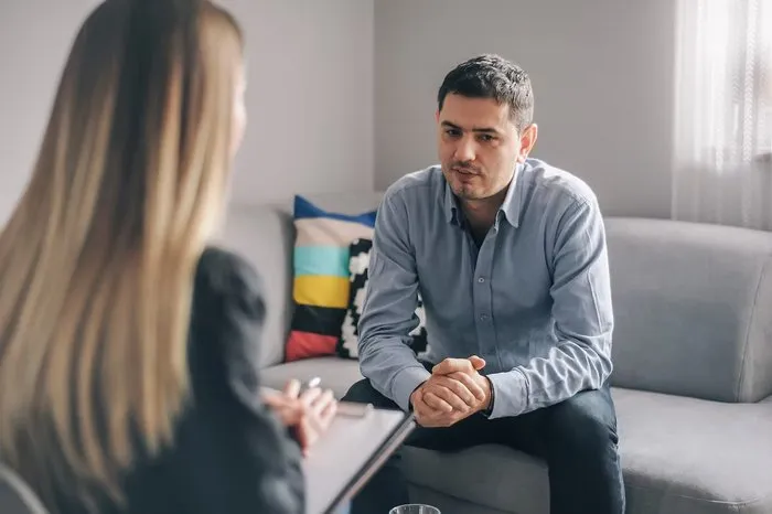 Homem conversando com terapeuta