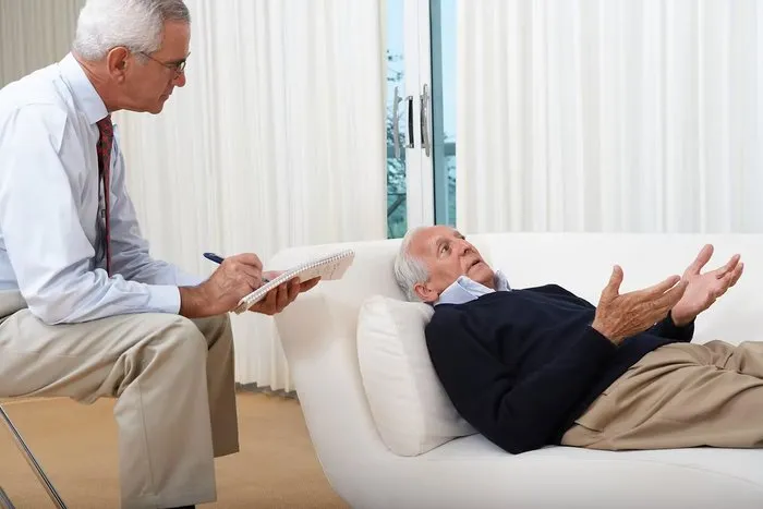 Idoso deitado no divã durante a sessão
